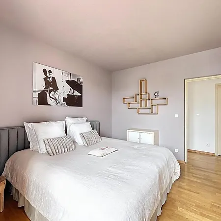 Dans Un Immeuble De Caractere , Vue Sur Le Temple Neuf Avec Parking Apartment